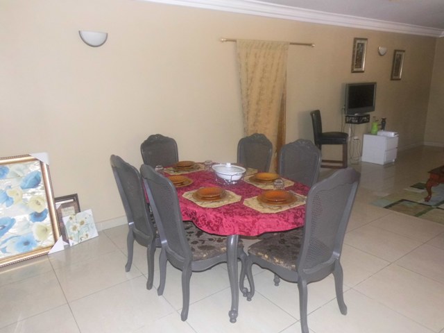 3 bedrooms furnished storey apartment located in Lamin