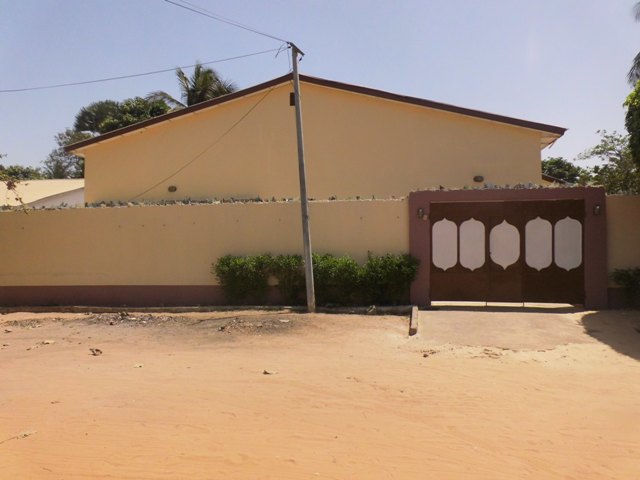 A nice unfurnished 5 bedrooms bungalow