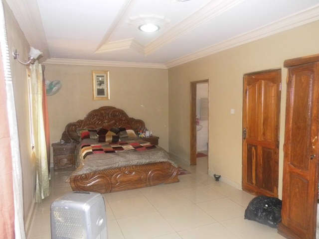 3 bedrooms furnished storey apartment located in Lamin