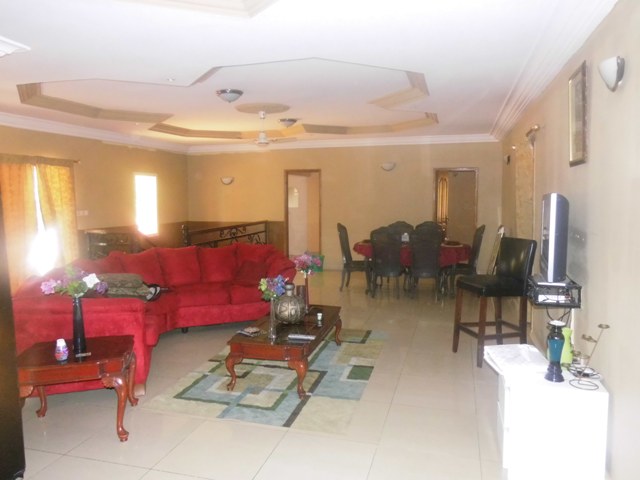 3 bedrooms furnished storey apartment located in Lamin