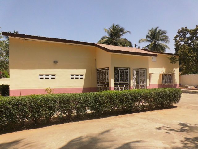 A nice unfurnished 5 bedrooms bungalow