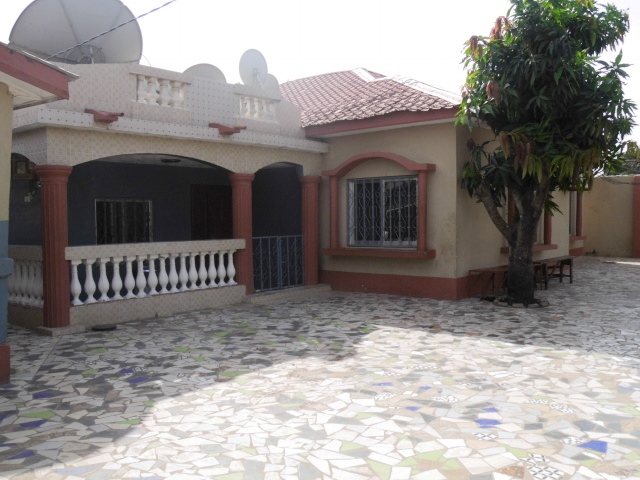 Beautiful 3 bedroom Bungalow with boys quarters located at Sinchu Alagie