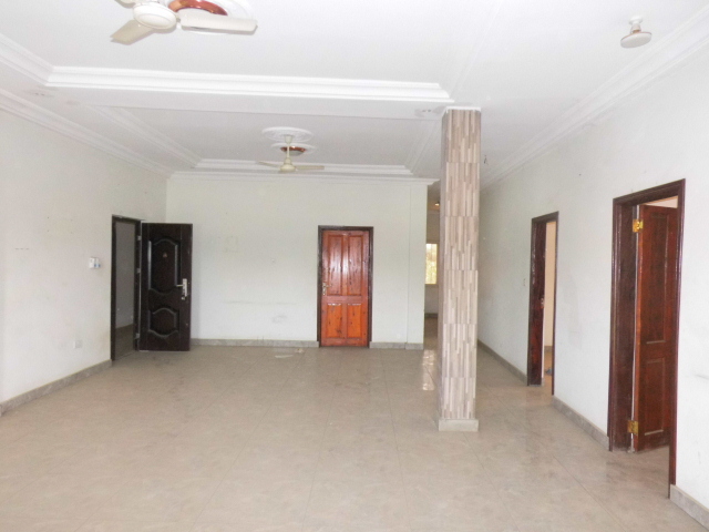 Office space with 4 rooms for rent on the LatriKunda / Tabokoto highway.