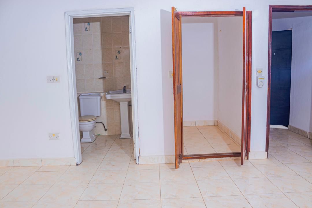 Spacious Unfurnished 3 bedroom & 3 toilets in Brufut Heights