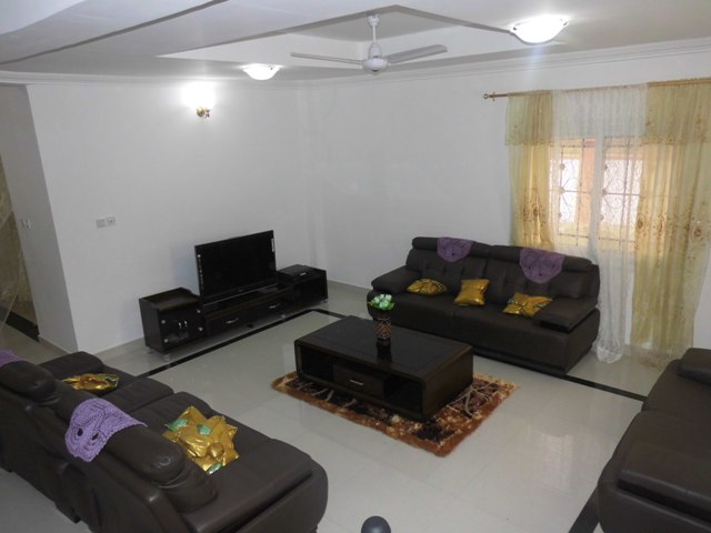A lovely furnished 3 bedrooms Juffure house to let.