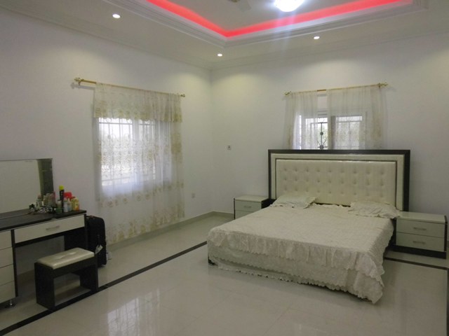 A lovely furnished 3 bedrooms Juffure house to let.
