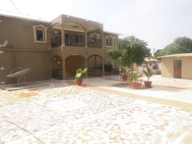 3 bedrooms furnished storey apartment located in Lamin