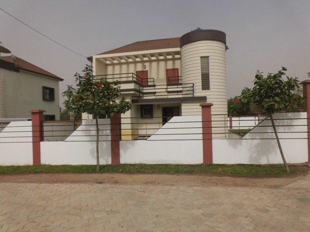 A lovely furnished 3 bedrooms Juffure house to let.