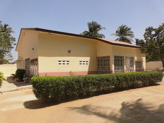 A nice unfurnished 5 bedrooms bungalow