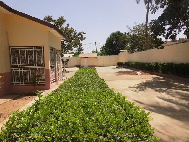 A nice unfurnished 5 bedrooms bungalow