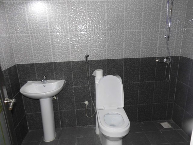 A lovely furnished 3 bedrooms Juffure house to let.